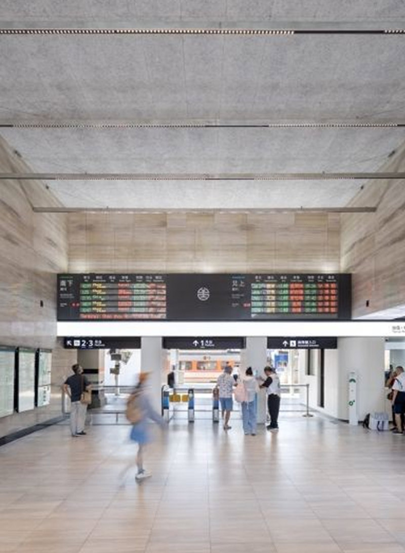 彰化車站全新登場！極簡明亮的空間設計，為乘客提供更清晰指引