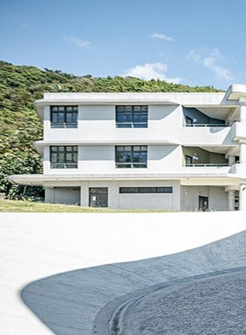最美校園！宜蘭「大里國小」5大設計亮點：極簡純白風、眺望龜山島