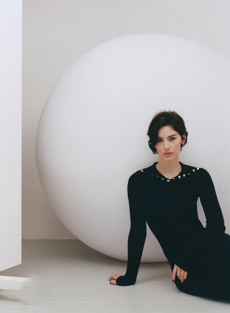 香奈兒把香水廣告拍成電影！Gracie Abrams夜闖巴黎、百人共舞，摩登COCO上演歌舞秀