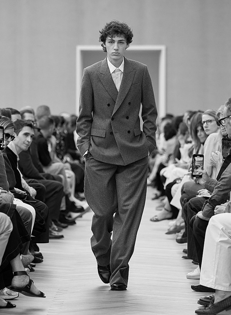 Cortis西裝穿搭是Dior！趙雨凡雙排扣西裝爆紅，新設計師首系列熱搜