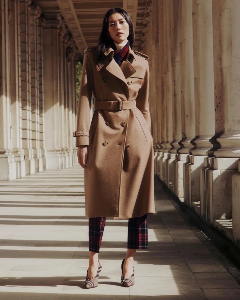 過去數年，Burberry 嘗試以高時裝與皮具為核心，將品牌推向更高端、時尚導向的定位