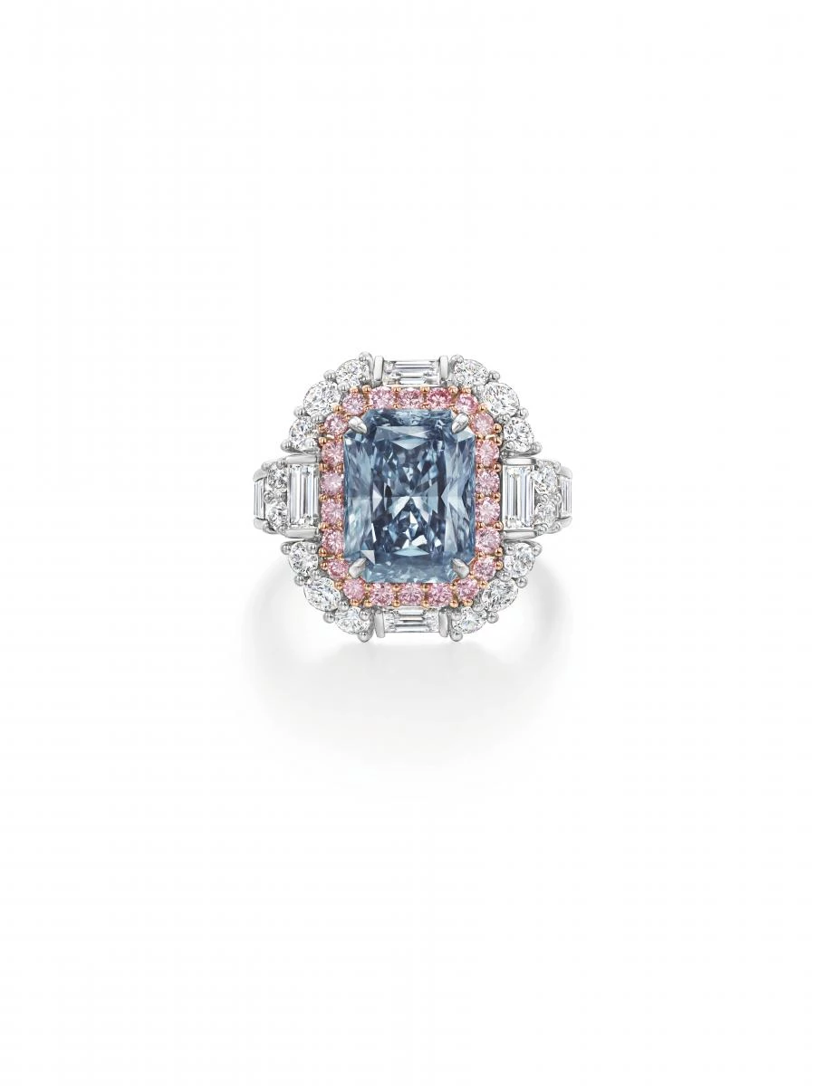Hope 頂級珠寶系列取靈感自傳奇「希望之鑽」(Hope Diamond) ,以罕見藍鑽為主石,搭配層層粉鑽與鑽石環繞,宛如光暈綻放。這枚戒指同時匯聚最稀有的藍鑽與粉鑽,由紐約工坊珠寶大師純手工打造,展現品牌工藝極致。