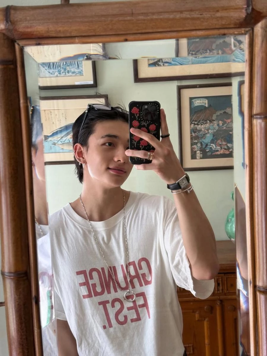 Stray Kids 黃鉉辰的私服穿搭中,經常可以見到 Cartier 卡地亞的珠寶及腕錶;這張對鏡自拍的造型裡,可以清楚看到 Juste un Clou 戒指、手環、吊墜,以及 Tank Must de Cartier 腕錶。