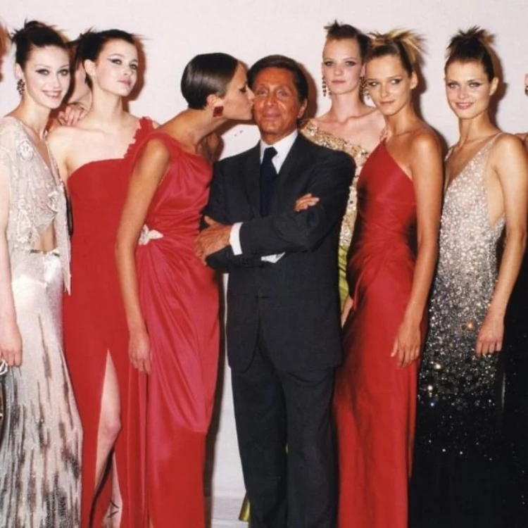 義大利時尚傳奇、Valentino Garavani在1月20日於羅馬辭世,享壽93歲,一代高級時裝大師正式謝幕。1959年,他以點綴玫瑰的「Fiesta」紅色短裙禮服嶄露鋒芒,奠定在高級訂制界的地位,也讓「Valentino Red」成為時尚史上最具辨識度的色彩象徵。作為Valentino的靈魂人物,他以奢華、浪漫與極致工藝,打造橫跨半世紀的時裝帝國,深刻影響高級訂製、紅毯文化與流行美學,並曾現身電影《穿著Prada的惡魔》,成為跨世代的文化符號。