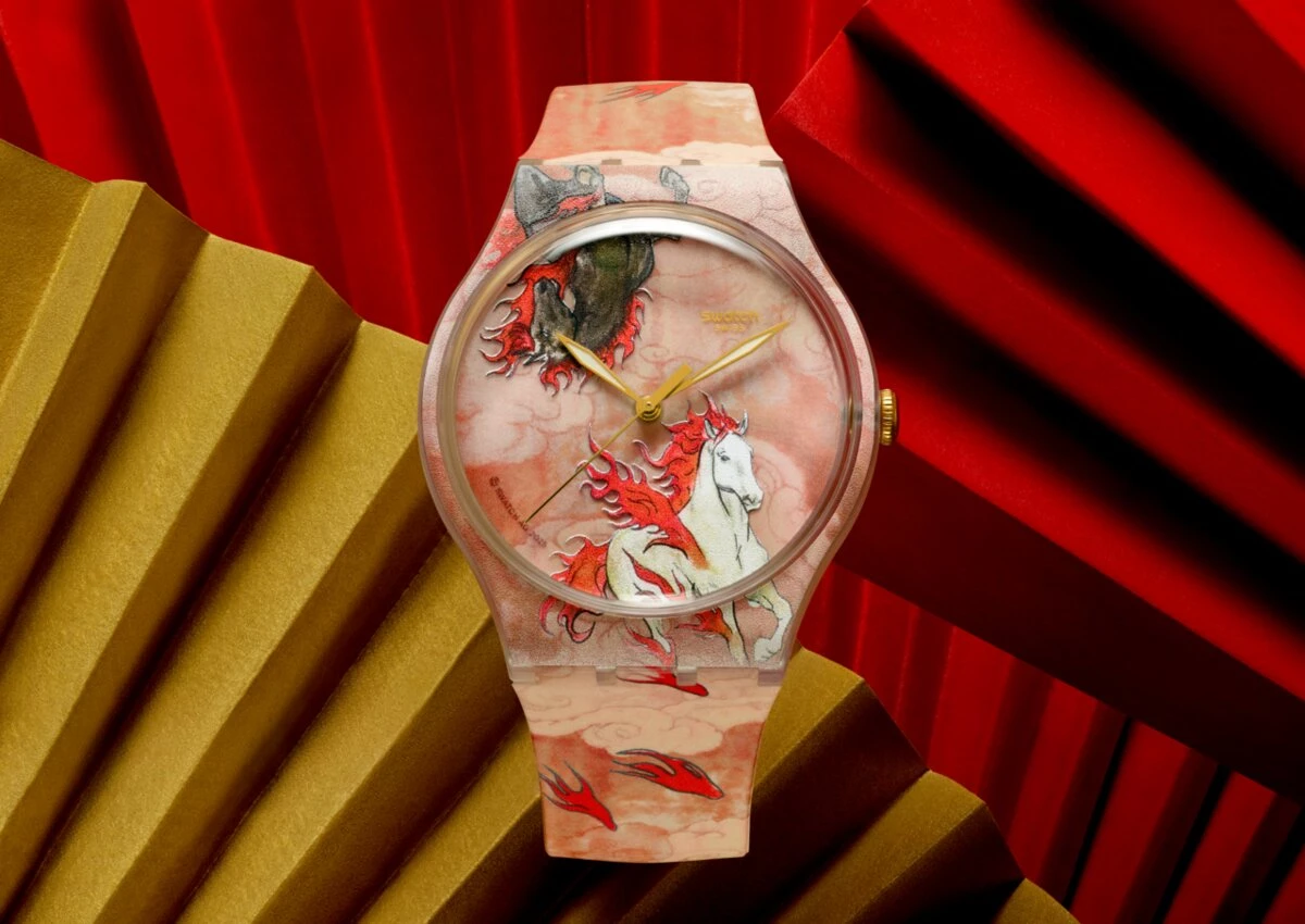 Swatch 向來不以高門檻的工藝語言詮釋生肖,而是選擇用藝術與能量感,為新年帶來一種更直覺、也更貼近日常的祝福。迎接2026馬年,品牌推出特別腕錶 Riding The Clouds,由前 Swatch Art Peace Hotel 駐村藝術家俞文杰共同創作,將傳統文化意象轉化為充滿當代節奏的視覺敘事。錶盤以太陽為核心構圖,兩匹奔騰的駿馬以浮凸印刷呈現,黑白對比呼應陰陽平衡,烈焰般的鬃毛與馬蹄則象徵火馬年的衝勁與行動力;雲紋元素貫穿畫面,寓意幸運與繁榮。緋紅色調從錶盤延伸至錶帶,靈感來自捲軸畫與辟邪紅繩,讓整只腕錶在熱烈中保有文化層次。這不是一只「平易近人」的生肖錶,更是一款鼓勵勇往直前、盡情閃耀的年度象徵,將馬年的精神轉化為人人都能佩戴的能量宣言。