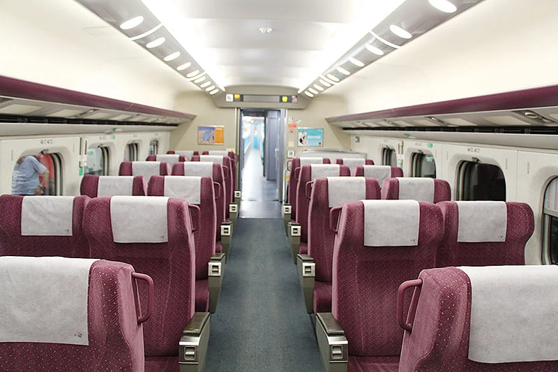 除了全新的列車,高鐵也將打造更好的乘車服務,於今年 9 月 22 日起,實施「寧靜車廂」政策,未來旅客在高鐵車廂內使用手機、平板等 3C 產品時,將強制配戴耳機。若有講電話的需求,則必須移步到車廂玄關(車廂與車廂之間)。