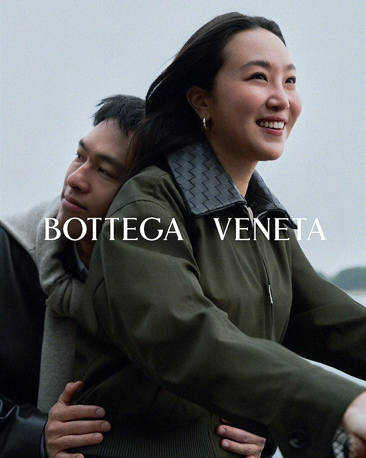 楊祐寧與Melinda首度夫妻同框,登上Bottega Veneta新春形象廣告,一邊騎單車、一邊輕聲哼唱〈甜蜜蜜〉,溫柔畫面瞬間擊中人心。兩人的騎行畫面,更讓人聯想到1996年由張曼玉、黎明主演的經典愛情電影《甜蜜蜜》同樣的旋律、同樣的腳踏車,呼應愛與陪伴的本質不論走到什麼年代都是一樣的。