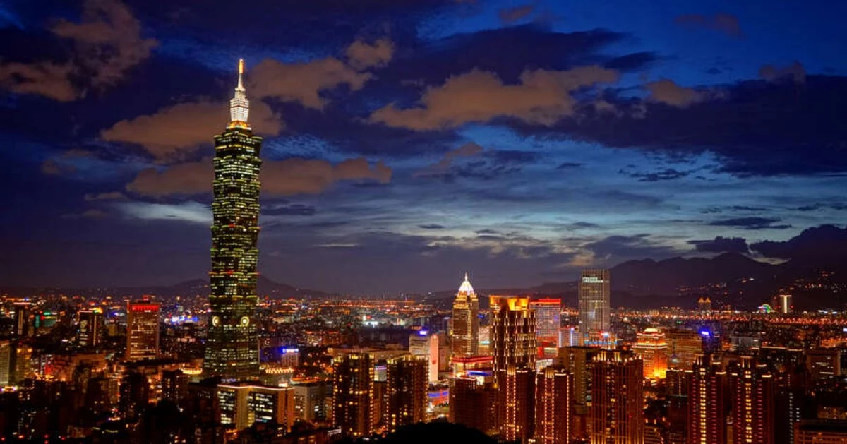 2025年台灣百貨業正式洗牌，「全台百貨店王」首度換人當！由台北101購物商場以近240億元營收登頂，結束新光三越台中中港店多年蟬聯龍頭的紀錄。此次變動並非單一品牌失速，而是全球精品消費趨緩、美國關稅政策與突發氣爆事件等多重外部衝擊交織下的結果。新光三越中港店因停業長達226天，錯失上半年關鍵檔期，營收腰斬仍守住前十，顯示其會員基礎與精品實力依舊穩固。相較之下，台中大遠百逆勢成長7%，成為Top10中成長幅度最高的百貨。南部市場同樣亮眼，高雄漢神巨蛋與統一夢時代雙雙入榜，宣告百貨重心南移。
