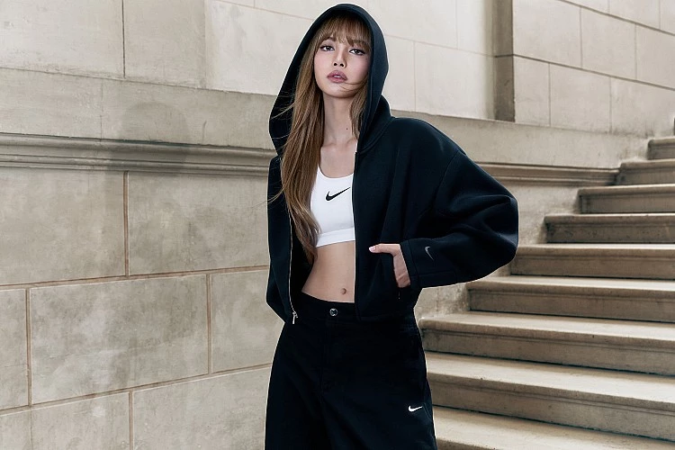 BLACKPINK Lisa正式搶下Nike代言,如今成為Nike Family一員,直接與Karina成為「同門家人」!首波形象照中,Lisa換上全黑運動套裝,腳踩經典Air Max 95,帥氣又俐落,同時也分享了練習生時期為了練舞,存錢買下人生第一雙Dunk High,對她而言,運動與時尚早已密不可分。希望能在接下來的活動、廣告中看見辣Lisa的身影!