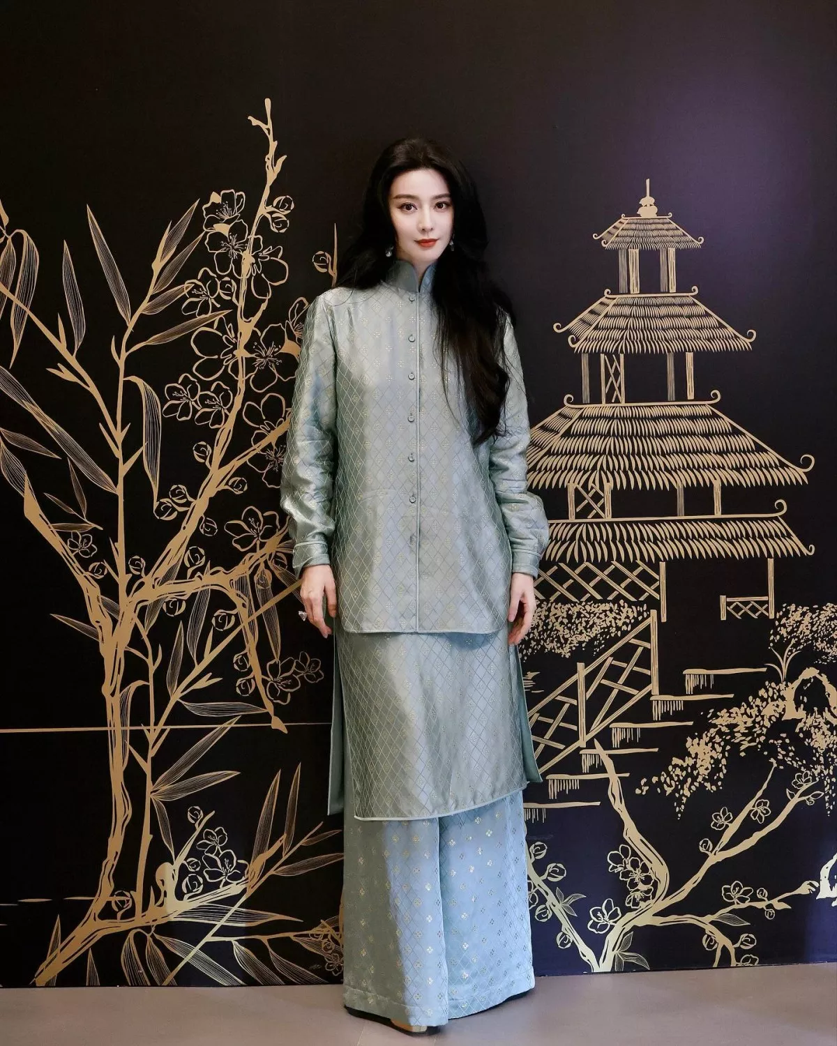 范冰冰減齡穿搭4:中式袍衫+落地寬褲|優雅女人味