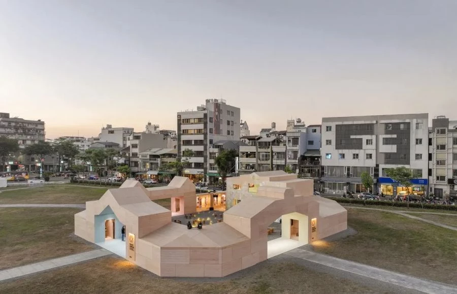 繼台南河樂廣場後,荷蘭建築事務所 MVRDV 再度於台灣推出話題新作——嘉義「永續願景館」。作為嘉義市城市博覽會的重要核心展館,永續願景館不僅是嘉義最新城市地標,更以全木構建築回應嘉義「木都」的歷史脈絡,結合永續設計、公共空間與城市想像,展現嘉義邁向未來的城市願景。