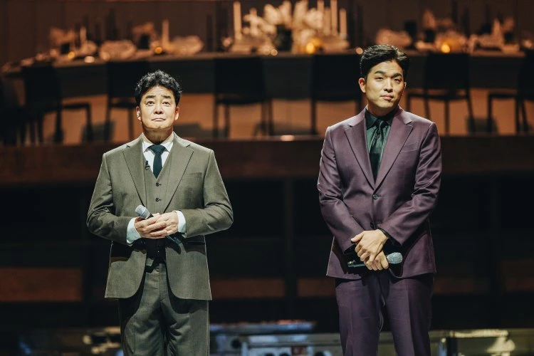 Netflix 去年九月推出了實境料理節目《黑白大廚：料理階級大戰》，以韓國星級知名主廚「白湯匙」與民間隱藏高手「黑湯匙」用料理展開一場又一場的階級對決，因為浩大的製作場面、創新的 PK 環節加上不拖泥帶水的俐落剪輯，讓節目一開播就席捲全球，而眾所期待的第二季將於今年 12 月開播。