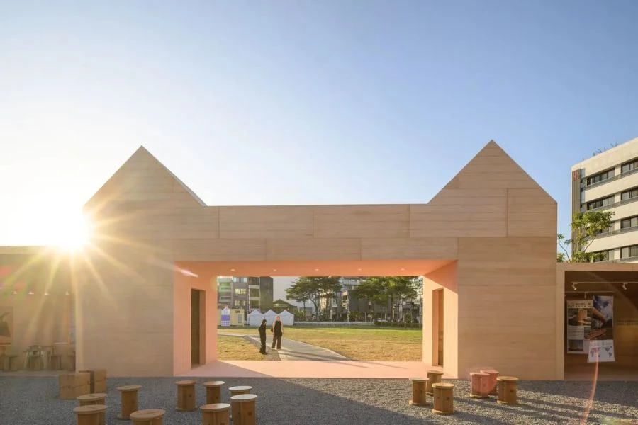 嘉義市博此次最受矚目的亮點,莫過於 MVRDV 在台的新作——永續願景館。展館採全木構工法打造,運用自然光影、木材紋理與開放式動線,象徵嘉義百年木構文化的延續;同時融入嘉義市多處具代表性的木構立面語彙,呈現嘉義作為「木都」的文化底蘊。透過創新設計,將嘉義市三百多年來的歷史濃縮於展館之中。