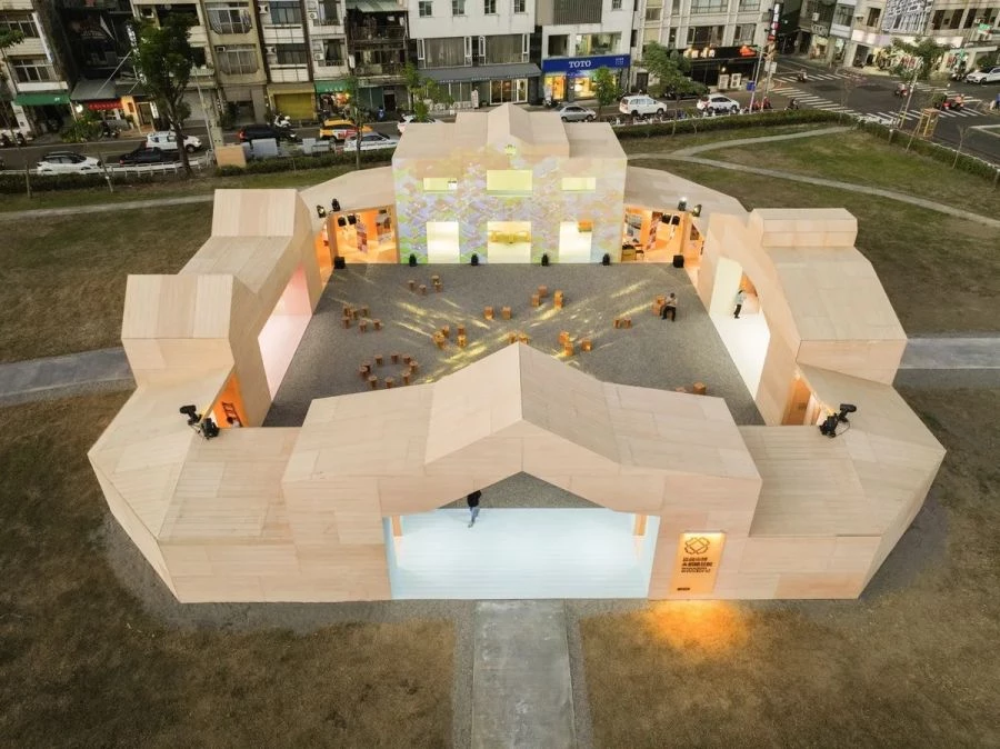 嘉義市博此次最受矚目的亮點,莫過於 MVRDV 在台的新作——永續願景館。展館採全木構工法打造,運用自然光影、木材紋理與開放式動線,象徵嘉義百年木構文化的延續;同時融入嘉義市多處具代表性的木構立面語彙,呈現嘉義作為「木都」的文化底蘊。透過創新設計,將嘉義市三百多年來的歷史濃縮於展館之中。