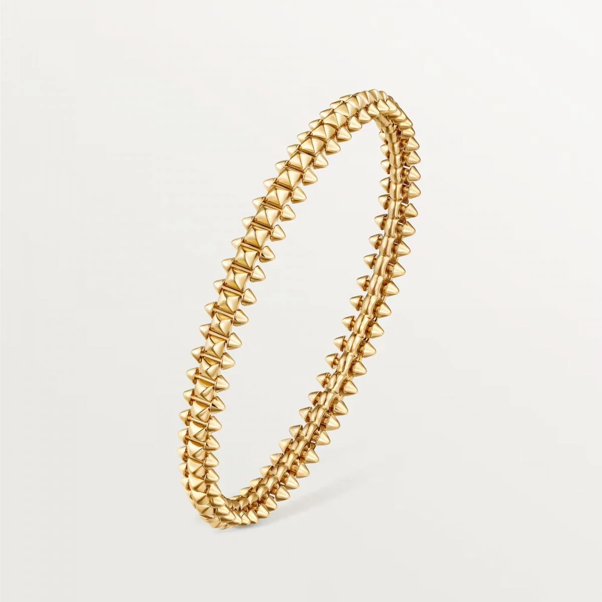 Clash de Cartier 是少數能同時滿足「個性」與「高級」的系列,中型款在鉉辰穿搭裡尤其加分。這款手環由一顆顆飾釘、圓珠與巴黎飾釘組成,遠看像是金光閃爍的雕塑,近看則是滿滿的細節張力。它不像 Love 那麼平面、也不若 Juste un Clou 那麼極簡,而是以立體結構呈現卡地亞珠寶最迷人的「手感」。中型款的存在感非常強,單戴就能完成造型,而小型款則更適合日常疊戴,兩者價差約八萬元台幣。若你本身就有 Love 或 JUC,Clash 會是組合裡的重要「風格跳躍」,能讓整體從簡約瞬間跨到個性感。