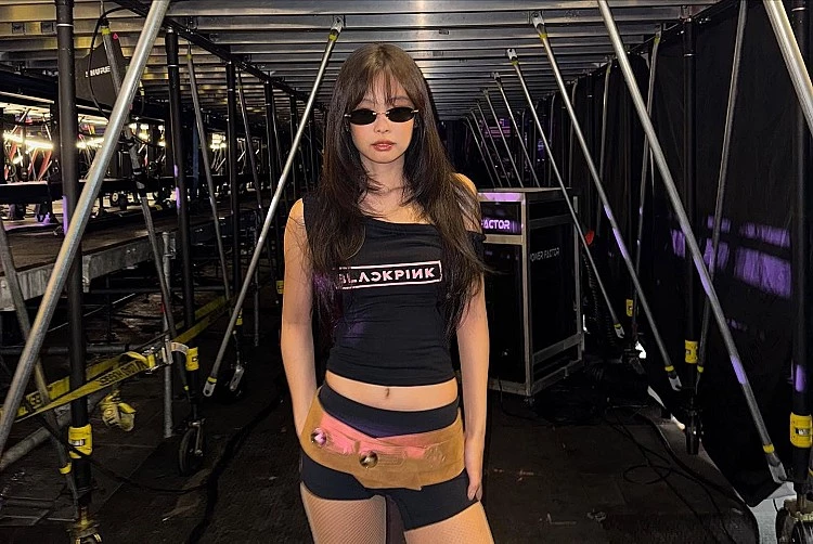 Jennie演唱會同款墨鏡竟然三千有找！來自西班牙品牌 Meller，以親民的價格加上不俗的質感，讓這一家墨鏡一直默默熱銷，這次Jennie佩戴的「Jina」無框墨鏡，以橢圓形鏡片、纖細金屬鏡腳構成，鏡腳的琥珀色細節，帶點千禧年代的Y2K風格，難怪能成為粉絲爭相搶購的單品。
