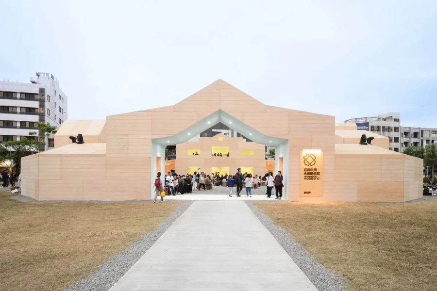 展覽沿著庭院四周配置,共規劃五大展區。東南角為「森林」,透過展示木材的生長與採伐過程,以五感體驗引領觀眾重新認識森林;西南角為「工坊」,呈現嘉義木工的歷史工藝。永續願景館將於 12 月 12 日至 28 日展出,成為民眾聚集、認識城市文化,並共同討論「木構未來」的重要公共空間。