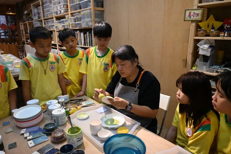 同時持續推動「窯場導師進校園」計畫,8組陶藝品牌走入4所小學,從課程設計、進班教學到作品在市集展售,讓孩子以雙手捏出家鄉連結,從小認識並喜愛鶯歌的陶藝文化。