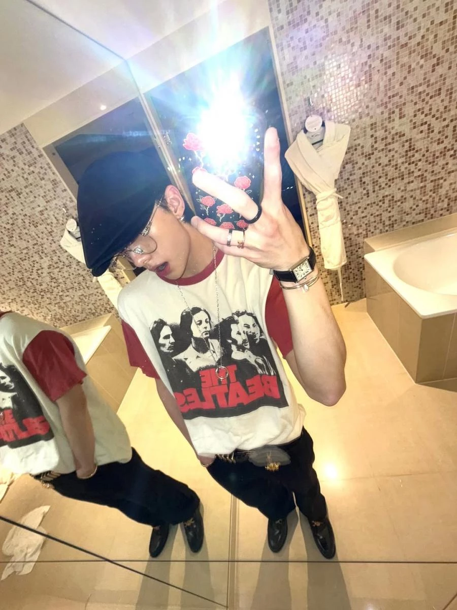 Stray Kids 黃鉉辰的私服穿搭中,經常可以見到 Cartier 卡地亞的珠寶及腕錶;這張對鏡自拍中,可以清楚看到手上佩戴的 Juste un Clou 手環、戒指,身上佩戴的 Juste un Clou 項鍊,以及 Tank Must de Cartier 腕錶。