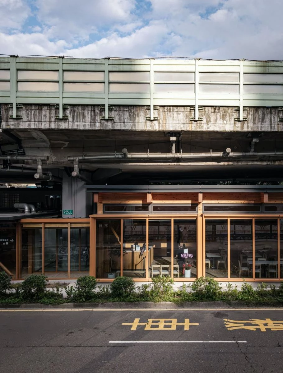 作為全台首座永續庇護園區，整體設計以永續建築為核心，採用模組化設計策略，搭配具低碳排放優勢的 PEFC 認證木材與回收鋼材作為主要結構材料。水資源的運用亦是重要課題之一，整合洗車中心大量用水的特性與橋下易淹水問題，認養高架橋落水管並導入雨水回收系統，可回收並淨化橋面雨水約 50 噸，供作洗車、廁所及植栽澆灌使用。