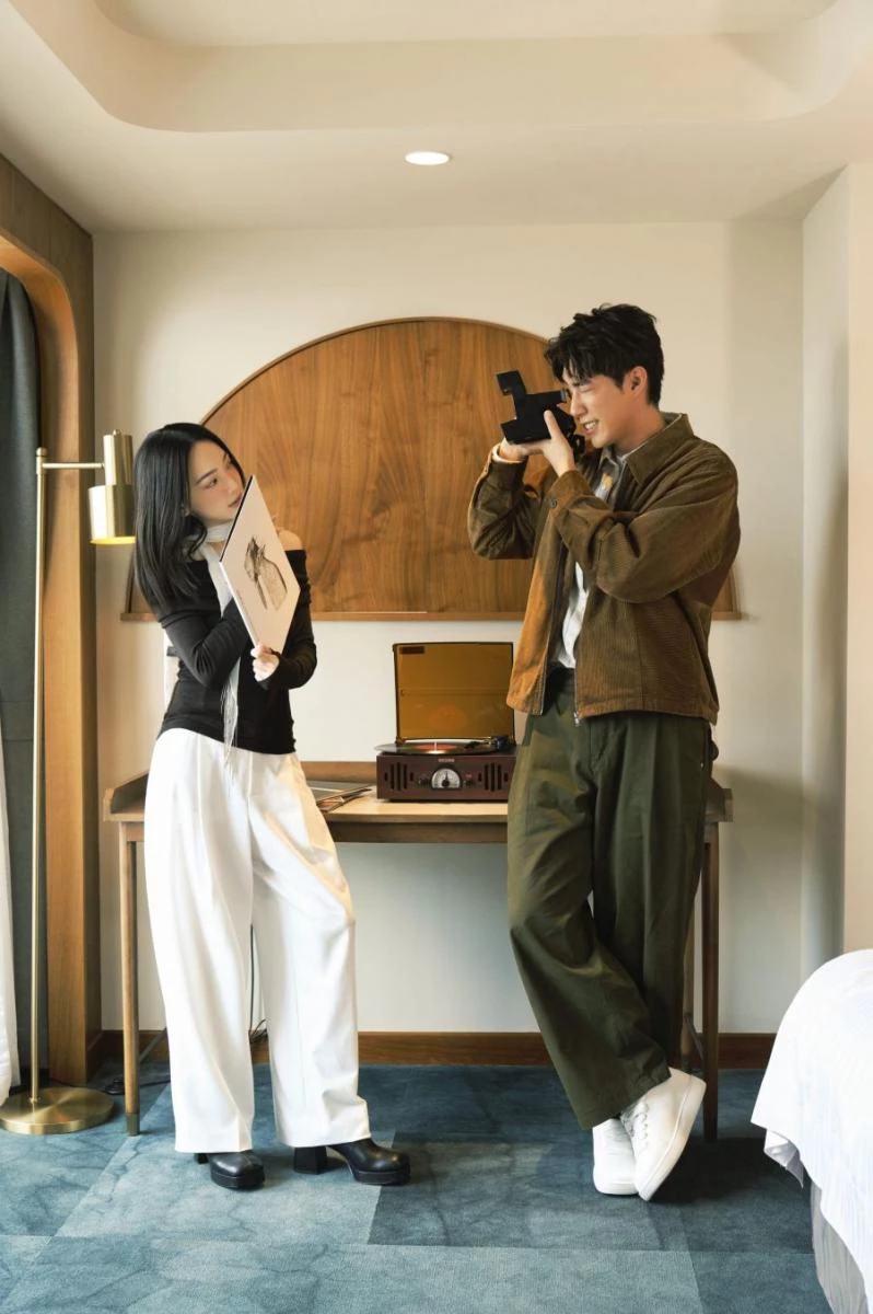 值得一提的是,天下南隅推出全新 Golden Hours 住房專案「Made in Tainan, Chosen by Locals:台南製造」 ,攜手台南出生藝人林映唯(小美)與蔡凡熙共同規劃,即日起至 12 月 31 日,參與該住房專案,將獲得「台南製造」專案地圖(收錄 19 家地點、8 間合作店家)、蔡凡熙和林映唯簽名小卡、寶麗來相機使用乙台(含底片 8 張)、藝人推薦與飯店推薦店家優惠券,以及自助式早餐。