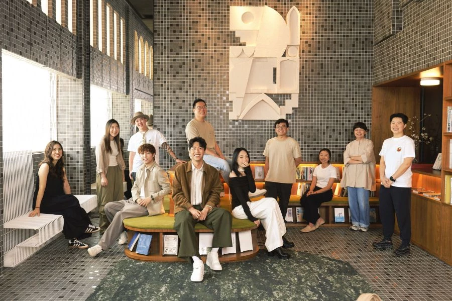 值得一提的是,天下南隅推出全新 Golden Hours 住房專案「Made in Tainan, Chosen by Locals:台南製造」 ,攜手台南出生藝人林映唯(小美)與蔡凡熙共同規劃,即日起至 12 月 31 日,參與該住房專案,將獲得「台南製造」專案地圖(收錄 19 家地點、8 間合作店家)、蔡凡熙和林映唯簽名小卡、寶麗來相機使用乙台(含底片 8 張)、藝人推薦與飯店推薦店家優惠券,以及自助式早餐。