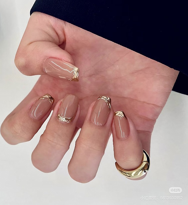 2025裸色光療美甲推薦5：流光金屬