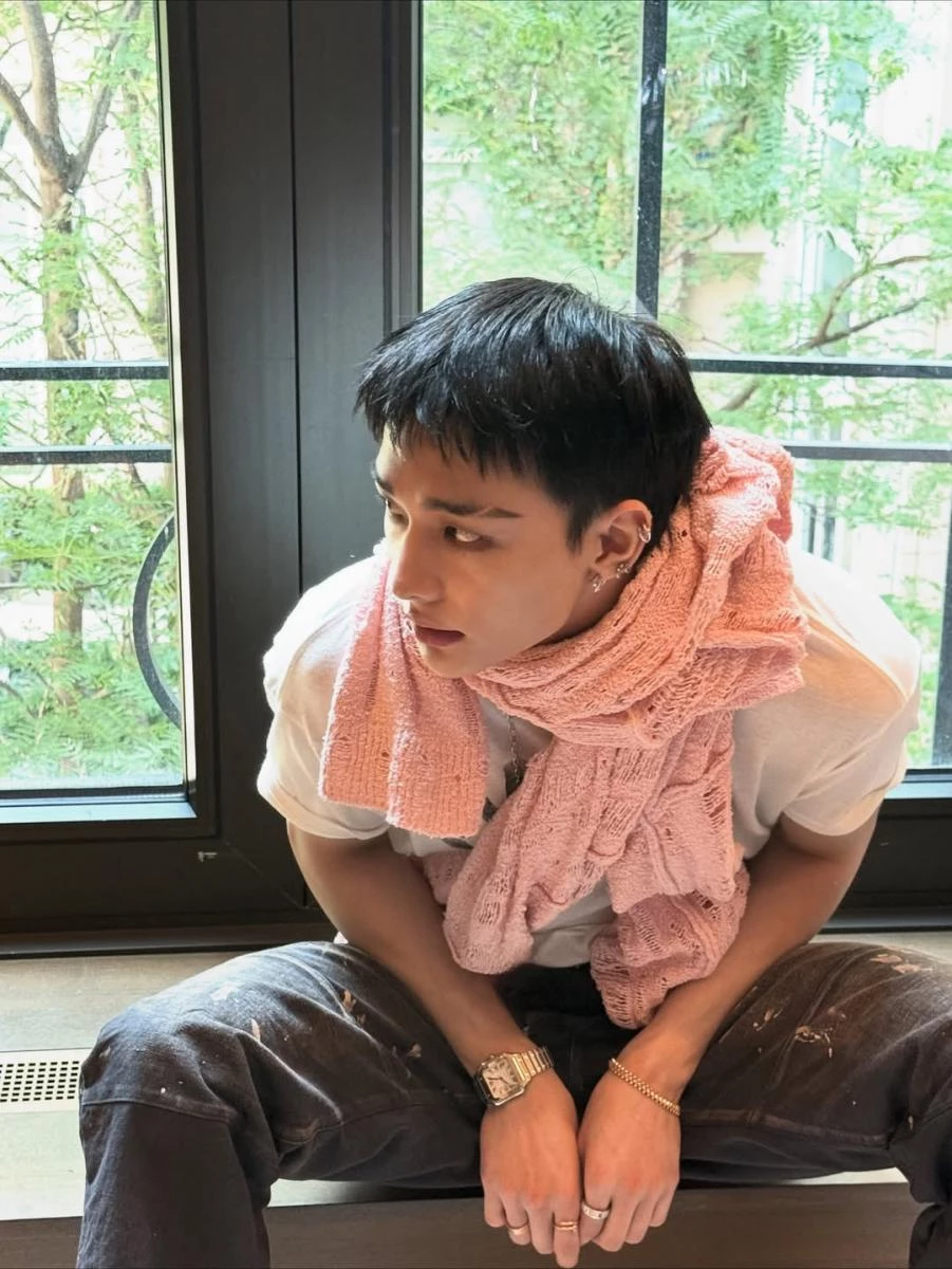 Stray Kids 黃鉉辰的私服穿搭中,經常可以見到 Cartier 卡地亞的珠寶及腕錶;這張照片中,可以清楚看到右手佩戴的 Santos de Cartier 腕錶、Juste un Clou 戒指、Love 戒指;左手佩戴的 Clash de Cartier 手環。