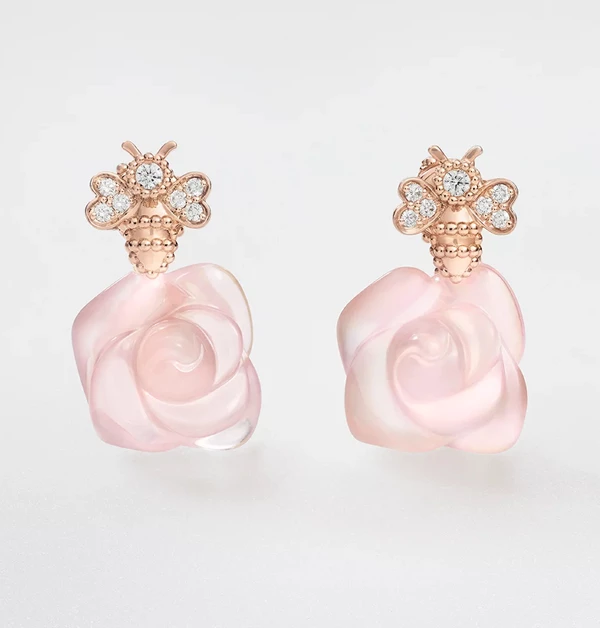 「Rose Dior Pré Catelan」當中的每件作品,都以水晶花朵、蜜蜂與葉片細節妝點,向創辦人迪奧先生熱愛的大自然致敬,同時呼應啟發他無數靈感的格蘭維爾玫瑰花園。