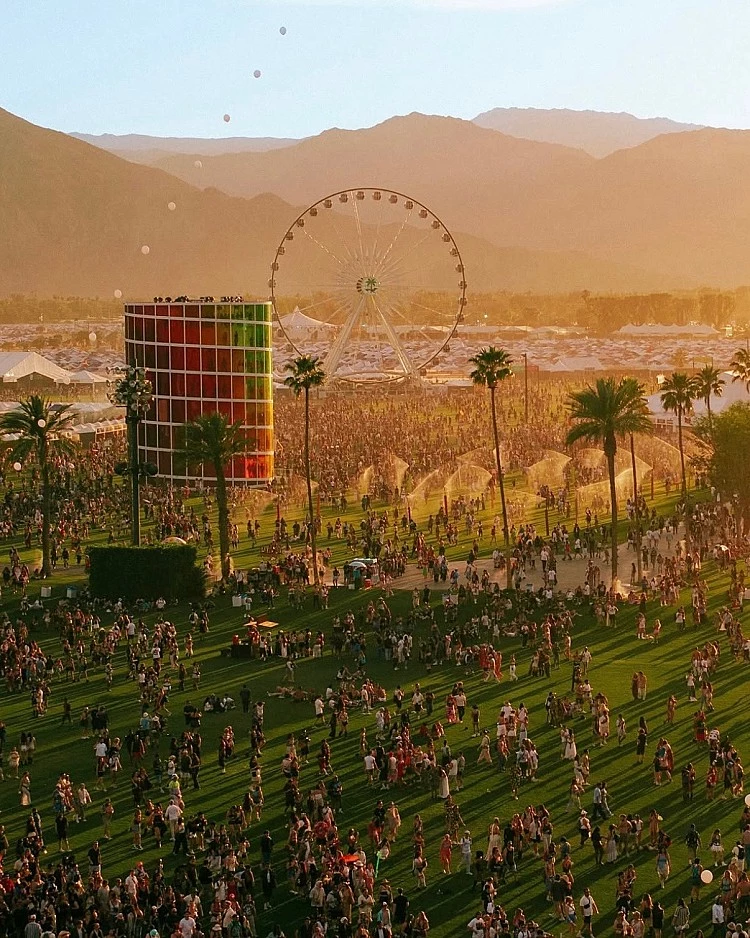 Coachella 因為強大的音樂陣容、多元化的音樂類型及音樂與時尚潮流的結合作為賣點，每年都吸引超過 20 萬人到場朝聖，截至目前已成為全球規模最大、最知名及盈利最高的音樂節，《滾石》雜誌更將其稱為「美國最好的音樂節」。