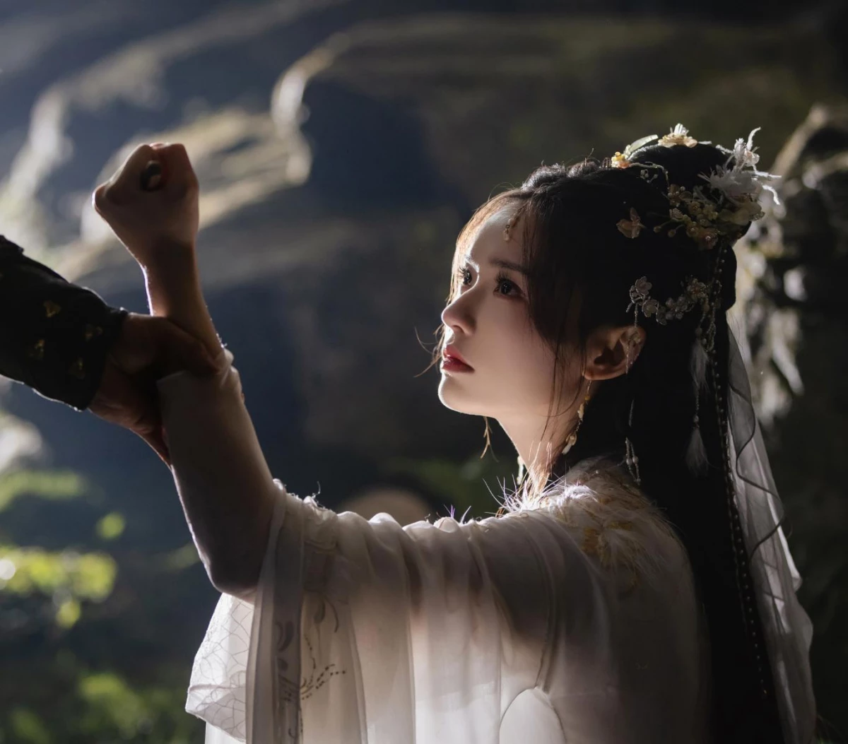 清純卻堅韌的少女阿誰,是唐儷辭師兄的妹妹,從悲劇中倖存,依然選擇相信善與愛。她的血液擁有能拯救唐儷辭的特殊力量,也象徵「純真能療癒瘋狂」。林允以細膩的演技呈現出阿誰的天真與勇氣,她不僅是被動的愛慕者,更是主動打破宿命的引路人。 source:芒果TV 加入Bella LINE@ ,成為儂粉每周五抽時尚小禮 《宴遇永安》線上看8亮點!王影璐穿越開餐館「愛上祖先」李昀銳 《入青雲》線上看8看點!侯明昊、盧昱曉揭仙境權謀與命運糾葛 《一笑隨歌》線上看12亮點!李沁、陳哲遠敵國虐戀揭背叛真相 《許我耀眼》線上看12亮點!趙露思扭轉原作悲劇結局破鏡重圓