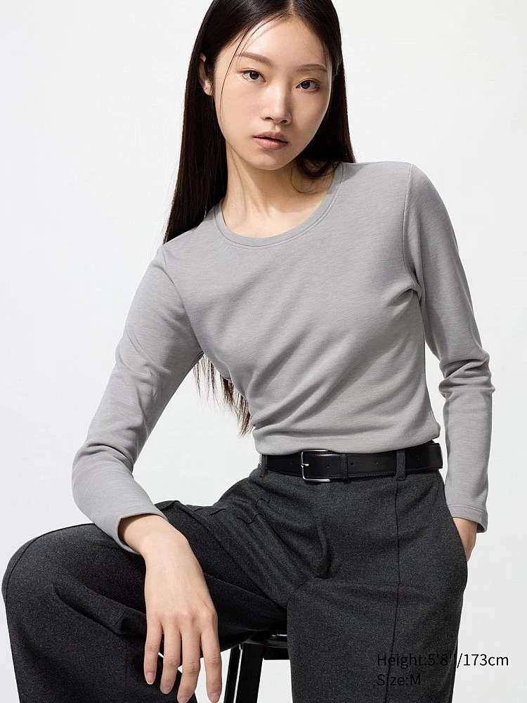 一說到發熱衣,Uniqlo永遠是「先被點名」的那一件,而其中最扛寒流的就是女裝系列裡的「超極暖」。它主打吸濕發熱、保溫鎖溫,保暖度相較一般Heattech發熱衣約提升到 2.25 倍,屬於一穿上就能把體感溫度穩穩拉回來的等級。另外它也選用不易變形的材質設計,重複洗滌後版型依舊穩、貼合度不易跑掉,適合把它當作冬季衣櫃裡的長期班底。(價格:NTD890)