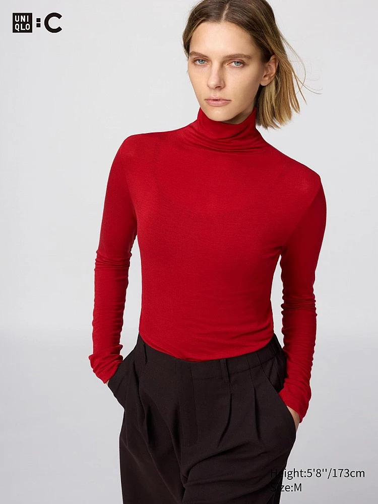 Uniqlo : C 這件極暖喀什米爾混紡高領T恤真的很值得收。由Chloé前設計師操刀,材質帶有適度透明感,觸感走極致柔滑、蓬鬆路線,還加入特級彈性機能素材,跟著身體動作伸展,貼身卻不緊繃,當內搭也能維持俐落線條。它屬於 Heattech「極暖」等級,輕量卻同時具備吸濕發熱+保溫機能,保暖度約為一般發熱衣的 1.5 倍,特別適合台灣濕冷、通勤與室內外溫差大的日常。(價格:NTD690)