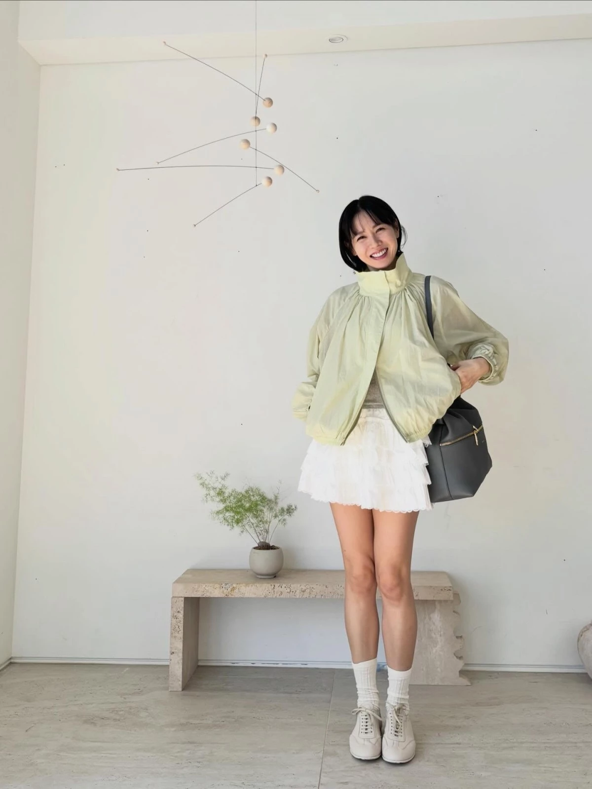 孫藝珍減齡穿搭4:百褶裙+精緻白鞋|甜美少女調性