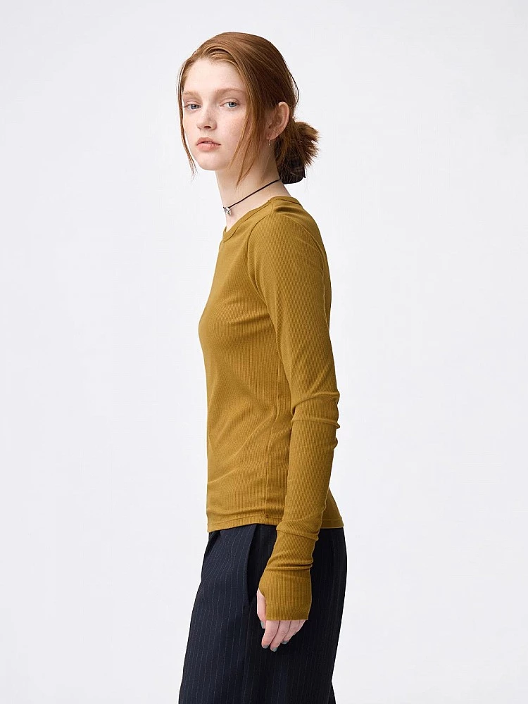想用更親切的價格入手發熱衣,Uniqlo姐妹牌GU這件「保暖羅紋圓領T恤」很適合列入清單。羅紋面料貼身卻不緊繃,吸濕發熱機能讓暖度來得快、穿起來不悶黏;內裡帶有紮實的保暖觸感,日常通勤或室內外溫差大的時候,單穿或當內搭都很有安全感。細節亮點是「拇指洞設計」:袖口能把手背一起包住,冷風灌進袖子時差別超有感,版型偏鬆、帶點慵懶感,配色也更偏流行取向,搭西裝褲、牛仔褲都好看。(價格:NTD390)