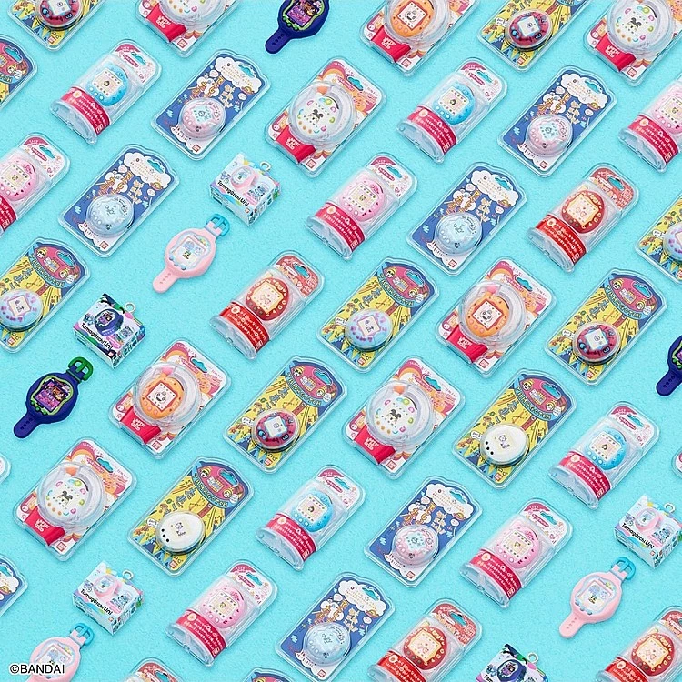誕生於 1996 年的塔麻可吉（Tamagotchi），最初由日本玩具大廠萬代推出，他們將族群鎖定在高中女生，希望能打造出讓她們可以隨身攜帶的養成玩具，經過橫井昭裕、本鄉武一與真板亞紀等團隊共同企劃，最終打造出第一款電子雞玩具。