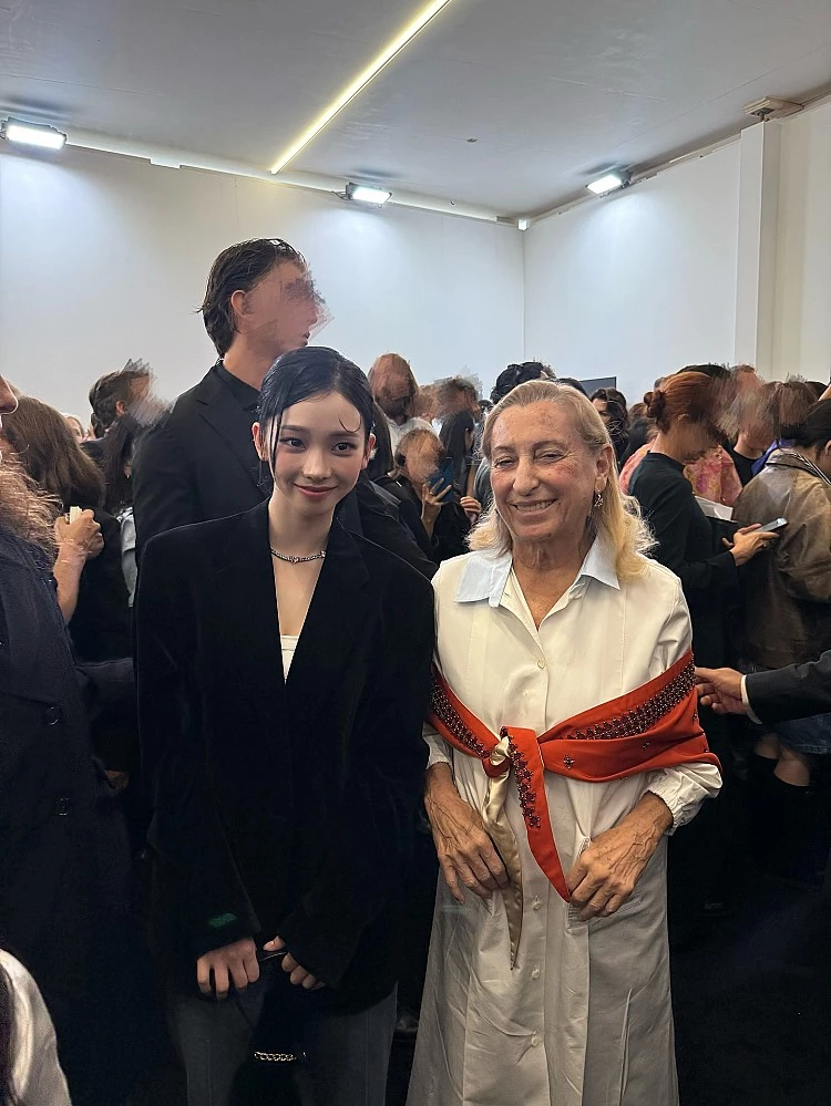 Aespa成員Karina在大秀現場與創意總監Miuccia Prada同框合影