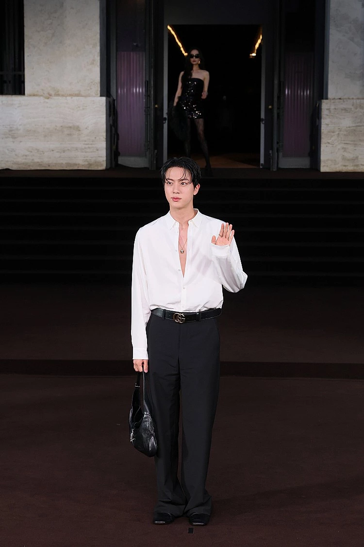 本季Gucci以3,166萬美元EMV位居第二，靠的是一場電影級的時尚敘事。新任創意總監Demna帶來首部時裝短片《The Tiger》，邀請Demi Moore與Elliot Page主演，由Spike Jonze與Halina Reijn聯合執導，更邀請到BTS Jin、朴圭瑛、泰星Davika站台。