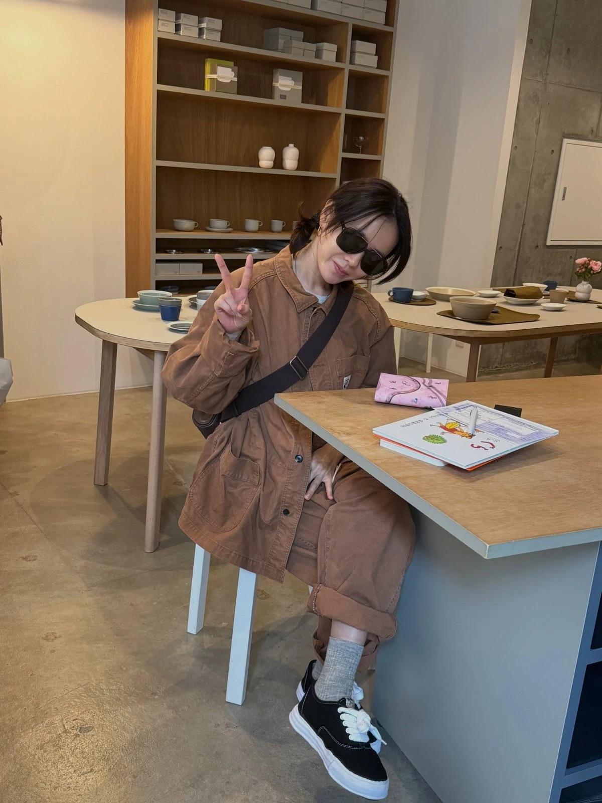 孫藝珍減齡穿搭5:工裝褲裝+造型厚底鞋|日系俐落氛圍