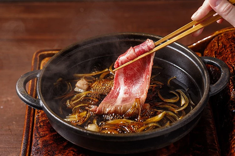 一位難求的無菜單日料「初魚」母集團豊漁，推個人鍋物品牌「牛喜 壽喜燒水炊鍋」強勢插旗信義新光三越A8。