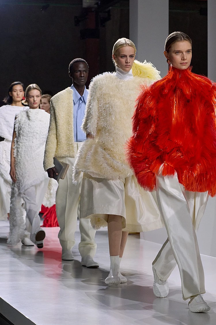 迎來創立60週年的Bottega Veneta，在本季米蘭時裝週以2,710萬美元EMV奪下社群聲量第三名，新任創意總監Louise Trotter的首場亮相驚艷全場，堪稱本季最受矚目的品牌之一。