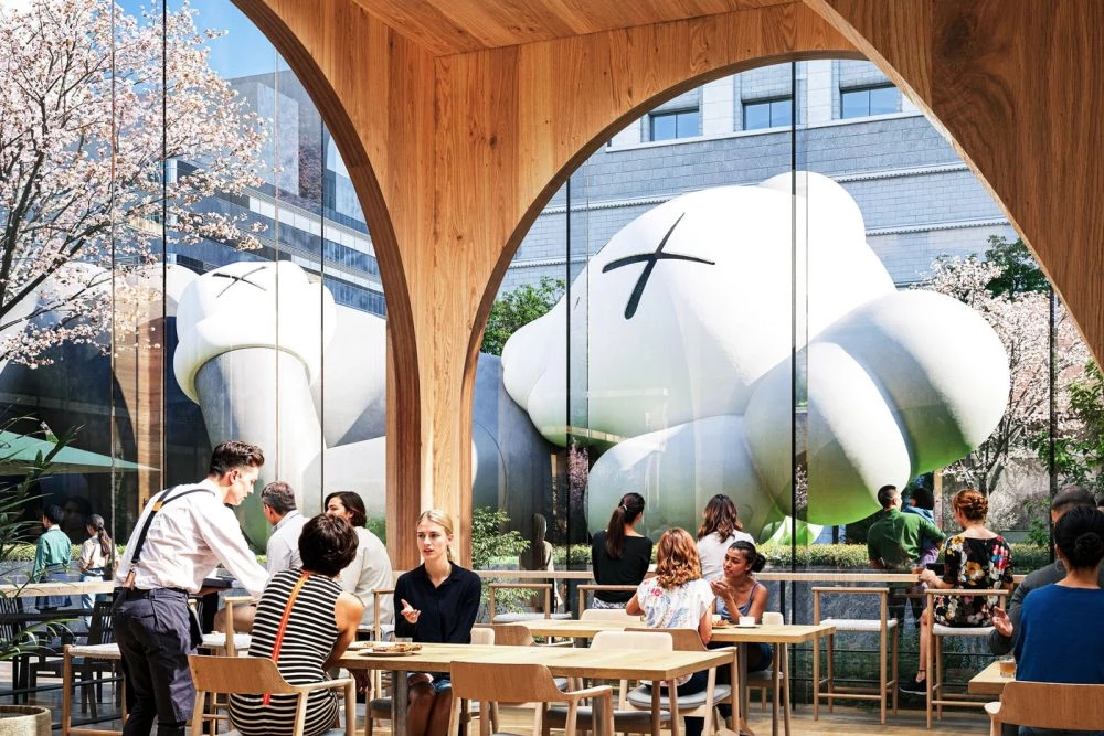 這項全新計畫 Japa Valley Tokyo,最大的亮點之一,莫過於巨型 KAWS 雕塑將進駐園區。透過極具強烈的視覺性地標,在吸睛之餘,也強化文化的深度與廣度。不僅找來 Pharrell Williams 與 NIGO 參與其中,也將結合藝術裝置、藝文活動、餐飲空間,交織出一坐多功能性的實驗場域。未來,從有樂町站出站以後,不僅有大型的裝置藝術,也有更深度的文化體驗。