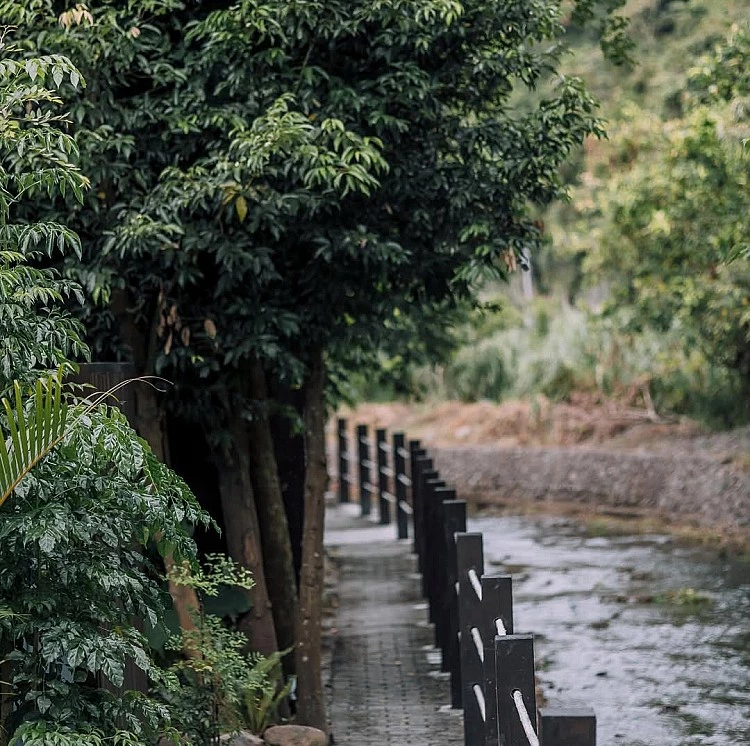 當紅岩色與宜蘭山林綠意並置，產生強烈卻和諧的對比，也讓「走進園區就像出國」的感受自然成立。