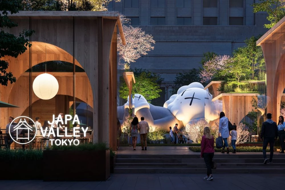 有樂町公園,最快將於 2026 年搶先登場。而由菲董、NIGO,以及 NOT A HOTEL,三方聯手的「Japa Valley Tokyo」需要等到 2027 年才會啟用,它既是商業場域,也是一種日本人對文化層面的另一種「表述」,在回應城市中的藝文脈動,提高生活品質之餘,也勾勒出城市的新輪廓,屆時將串連在地交通與龐大經濟體,成為國外旅人下一次造訪日本的目的地之一。