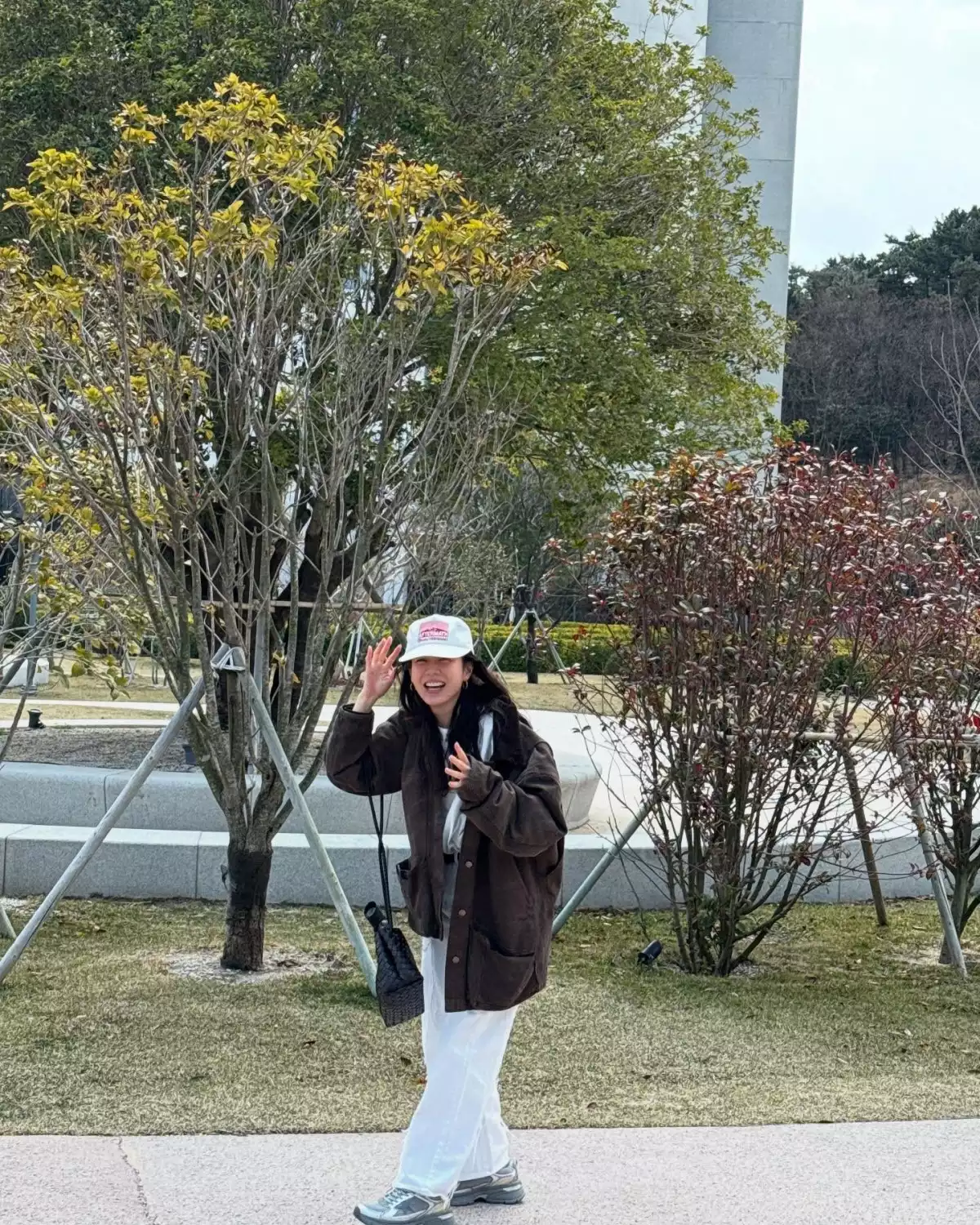 孫藝珍減齡穿搭3:白色寬褲+前衛銀鞋|潮流未來感