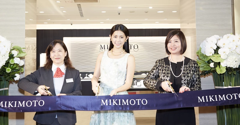 MIKIMOTO 台中中港新光三越精品店剪綵開幕，(由左至右) 新光三越台中中港店副店長古菊萍女士、開幕剪綵嘉賓任容萱、MIKIMOTO台灣副總經理周美娟女士。