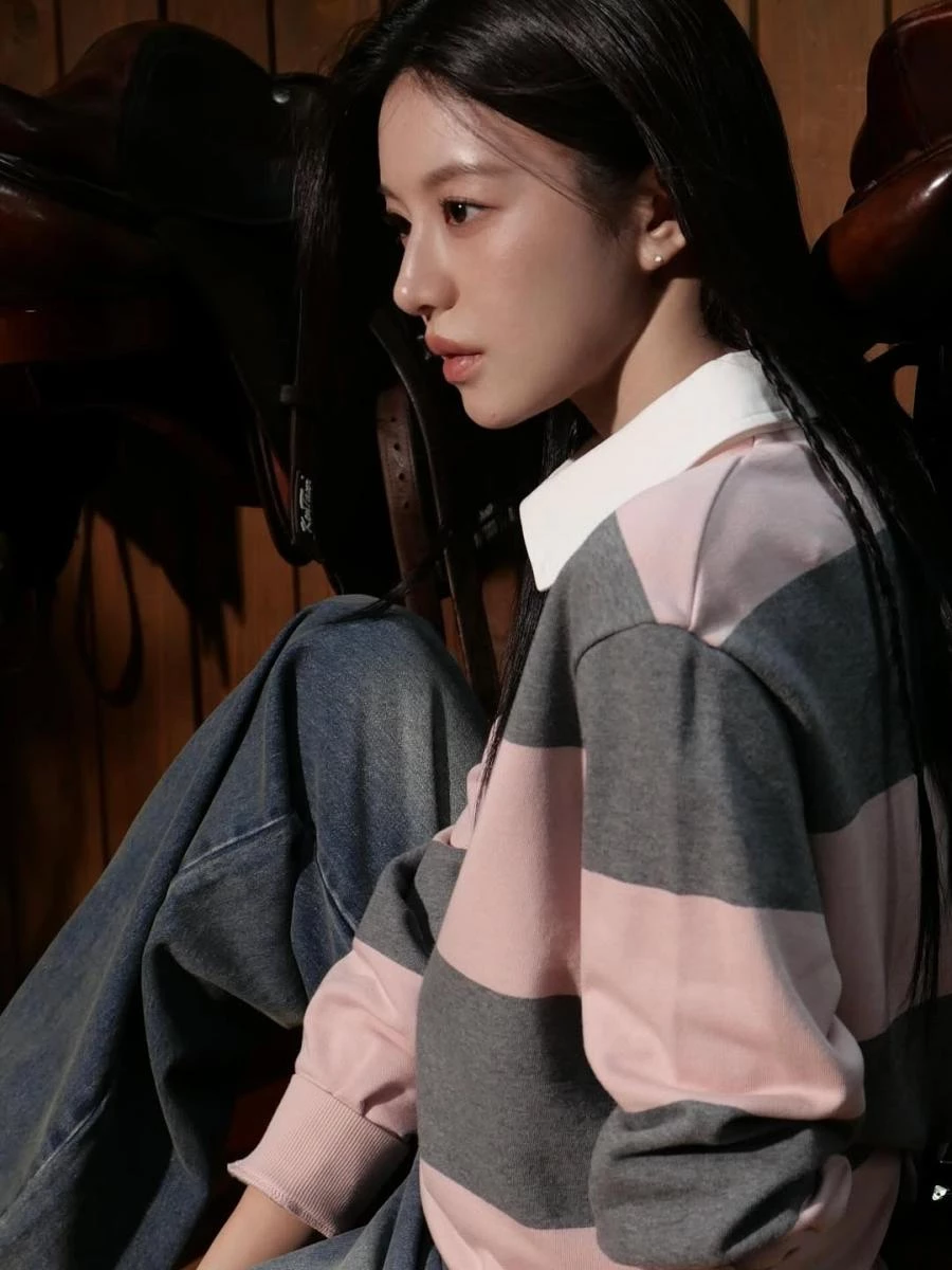 而在她的私著中,亦有多套 Marithé+François Girbaud 的單品值得推薦!例如這件粉色與灰色線條交織的 Polo 衫,可愛的色彩加上搭配性高的特質,無疑是女孩衣櫃裡的必備單品。