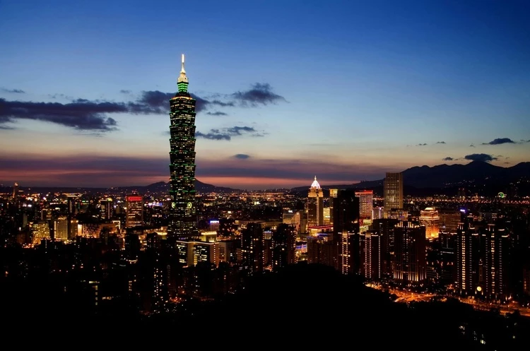 2025全球最昂貴城市排行榜中,台北擠進第12名,圖為信義區傍晚景致。