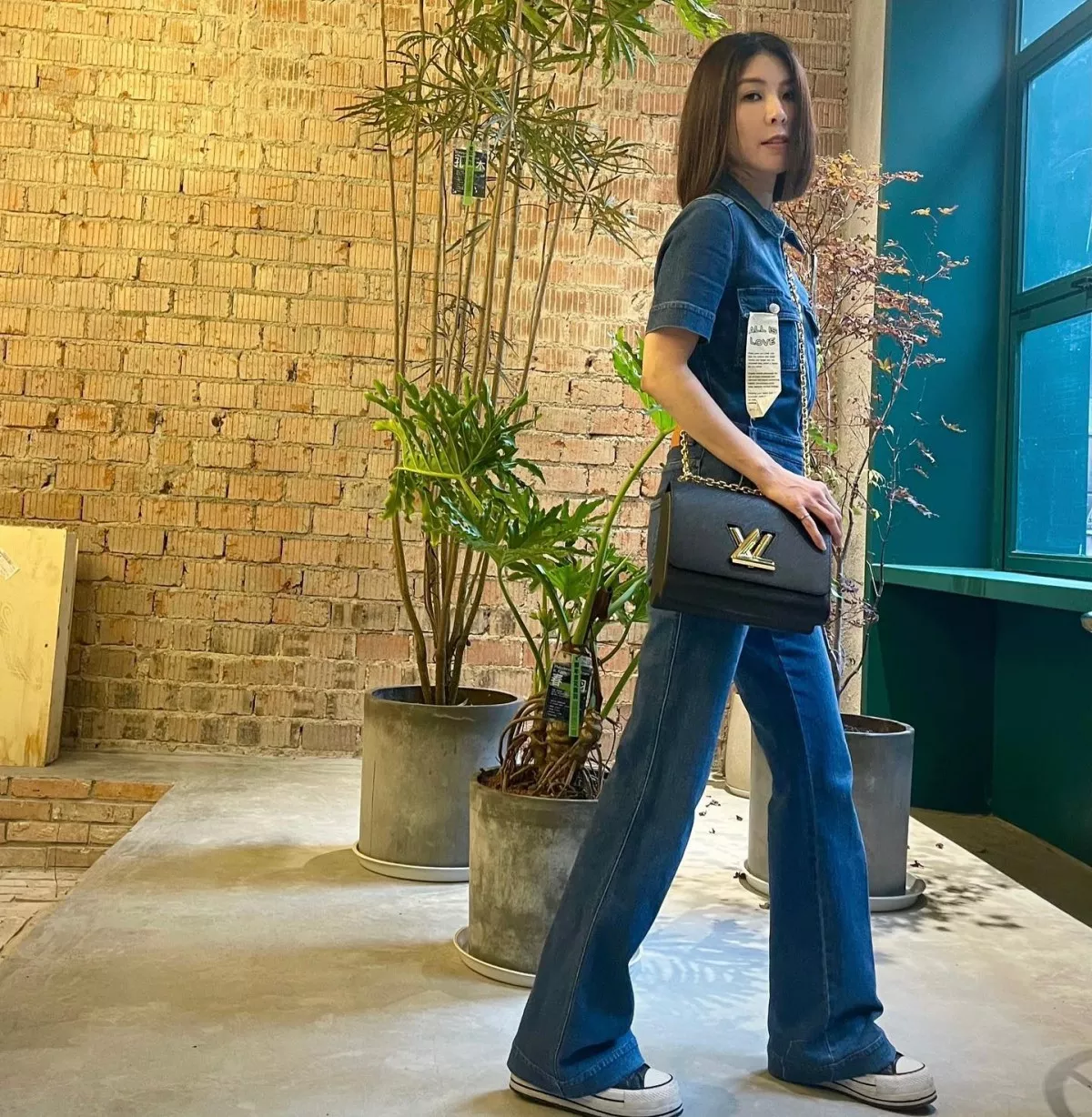 52歲許茹芸減齡穿搭3：丹寧襯衫＋喇叭褲｜復古率性