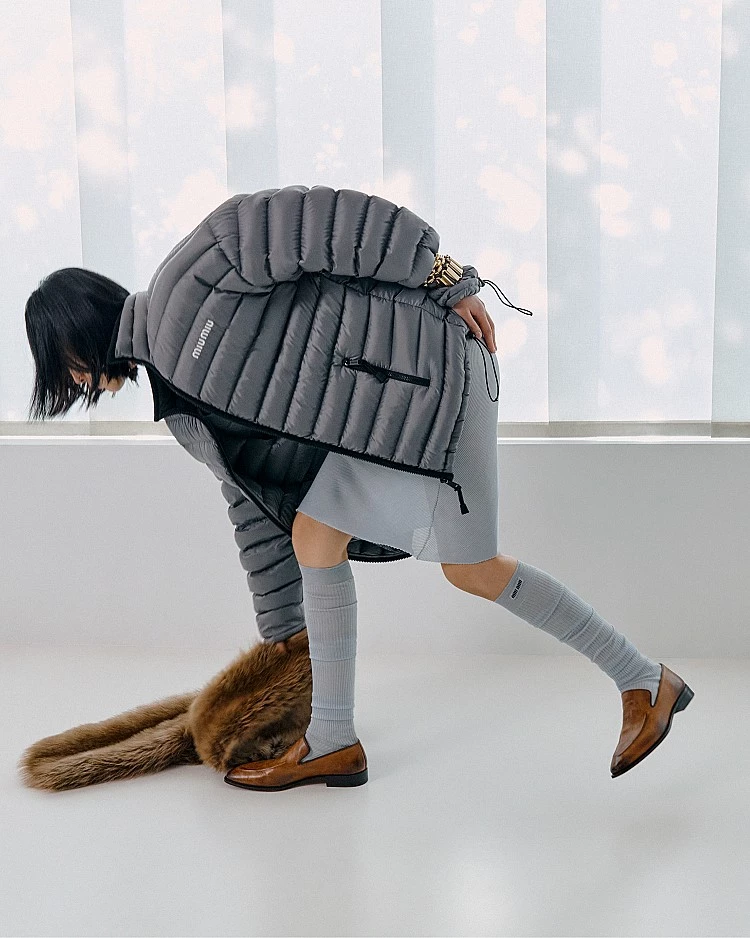Miu Miu的成功,不是偶然的爆紅,而是建立在品牌定位清晰、全品類推進、文化滲透與零售體驗升級等多重策略上的必然結果。